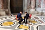 Ukraine's President Volodymyr Zelensky (R) with US President Donald Trump