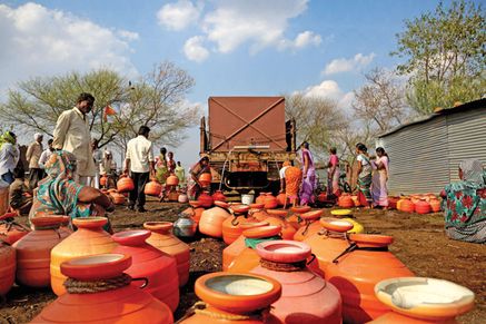 A water tanker arrives in a village in Maharashtra (Photo: AMIT CHAKRAVARTY/EXPRESS PHOTO)