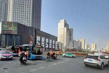 Early morning traffic in Lanzhou 