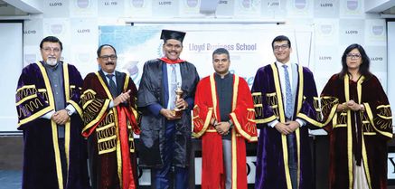 DM, Gautam Budhha Nagar, Mr Manish Verma (in red) alongwith President Lloyd, Manohar Thairani & Group Director, Dr Vandana A Sethi at the convocation ceremony at LBS