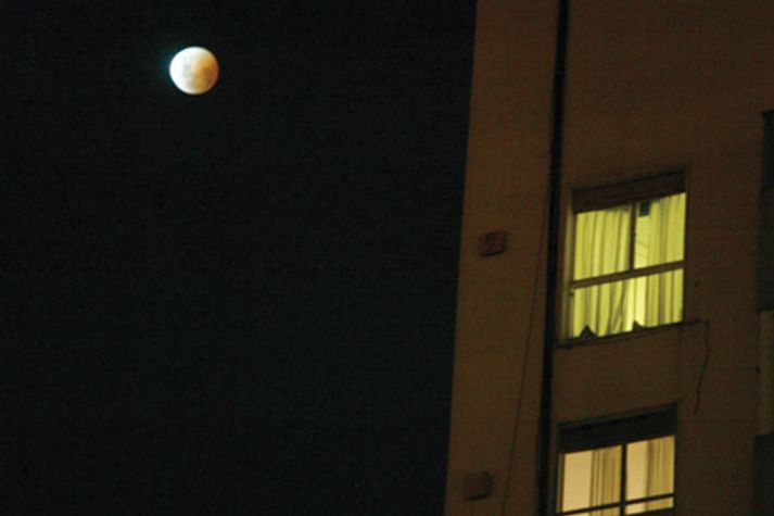 rear-window-moon