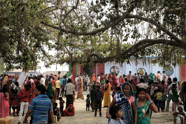 HOLY SHELTER: Followers of Shambhu Baba at the Bhagwati Jwala temple in Kasraur, Bihar (Photo: RAVI SAHANI)