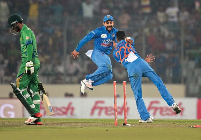 (L-R) Mohammad Amir, Virat Kohli and Hardik Pandya at the Asia Cup match in Dhaka (Photo: AM AHAD/AP)