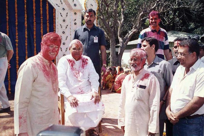 Larry Pressler (left) with Atal Bihari Vajpayee at a Holi celebration in 1999