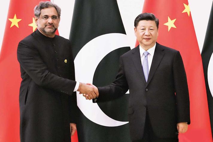 Chinese President Xi Jinping and Pakistan Prime Minister Shahid Khaqan Abbasi in Boao, China, on April 10