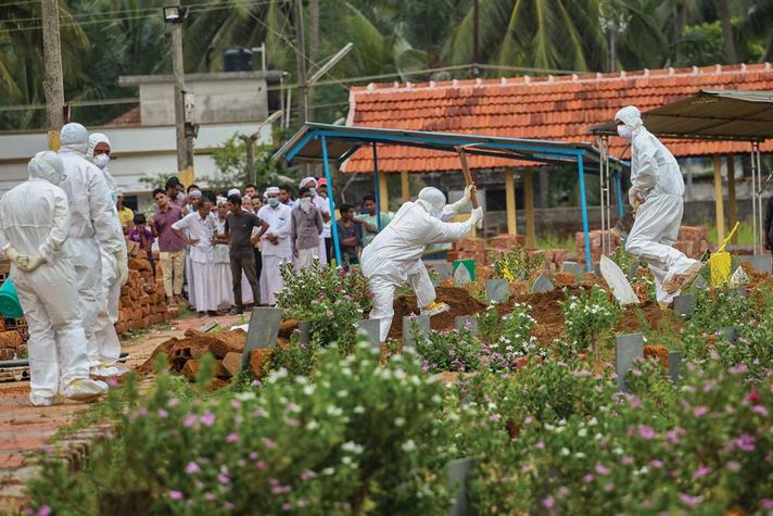 Relatives and hospital officials perform the last rites of a Nipah victim in Kozhikode on May 24