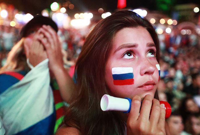 Russia's fans watch a live broadcast of the 2018 FIFA World Cup Quarterfinal match between Russia and Croatia (Photo: Getty Images) 