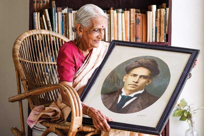 Parvathi Thampi with a  photograph of her grandfather  C Sankaran Nair