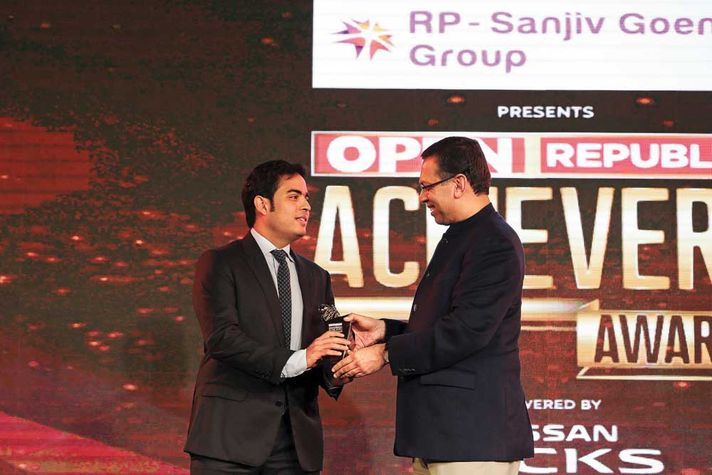 Disruptor of the Year - Reliance Jio: Akash Ambani (left) of Reliance Jio receives the Disruptor of the Year award from RP-Sanjiv Goenka Group Chairman Sanjiv Goenka