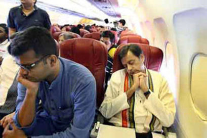 Shashi-Tharoor-in-Economy-class