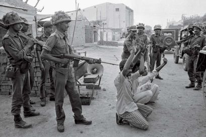 Army men round up Hashimpura locals, 22 May 1987