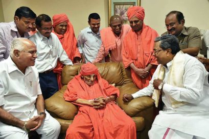 Siddaramaiah (right) and BS Yeddyurappa call on Shivakumara Swami, the pontiff of Siddaganga Math