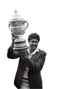 Skipper Kapil Dev with the trophy (Photo: Getty Images)