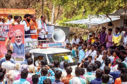 Y Devendrappa and B Sriramulu at a roadshow in Chilakanahatti, Ballari