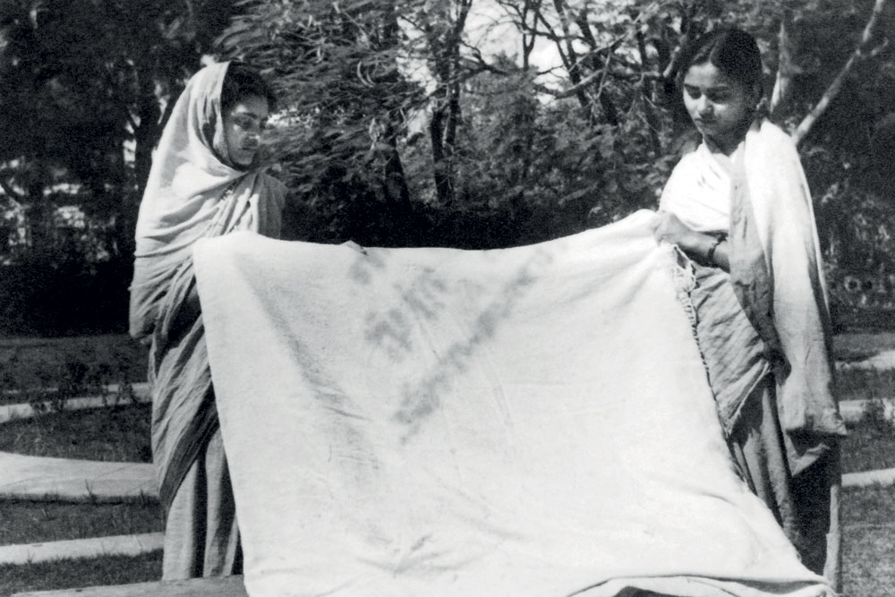 Abha Gandhi and Manu Gandhi with Gandhi’s blood-stained dhoti 