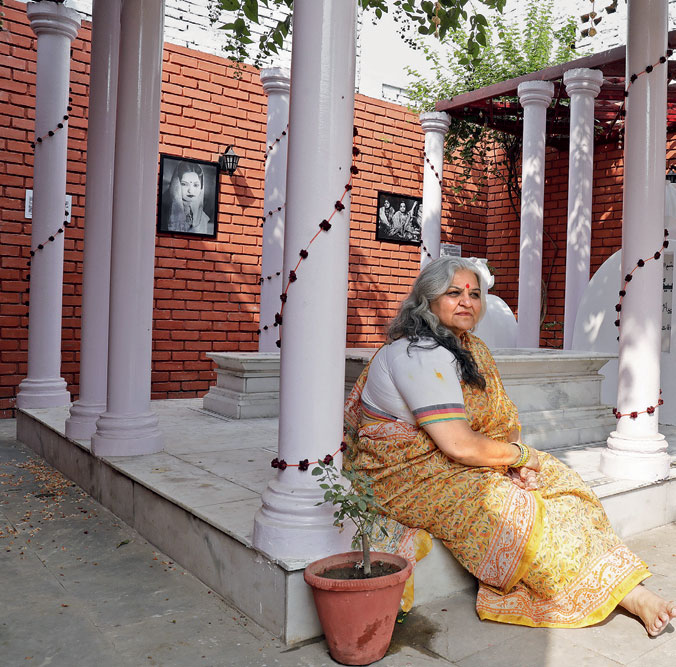 Advocate Madhavi Kuckreja at Begum Akhtar’s grave in Pasand Bagh