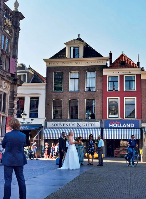 A newly wed couple near the Town Hall in Delft