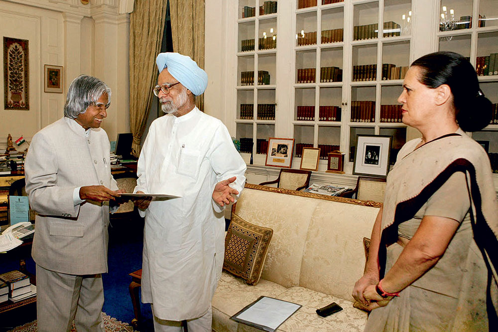 May 2004: Prime Minister Manmohan Singh with President APJ Abdul Kalam and Congress President Sonia Gandhi, New Delhi