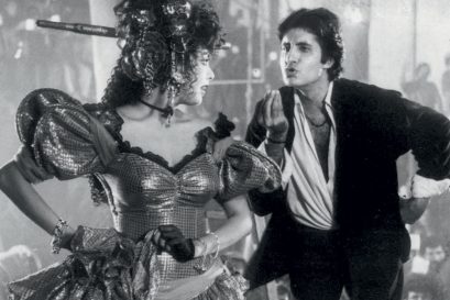 Kimi Katkar and Amitabh Bachchan shooting the song ‘Jooma’