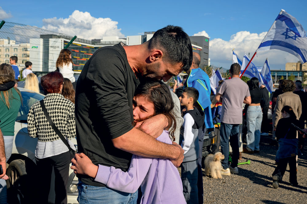 A father with his daughter after released Israeli hostages arrive at a hospital, Petah Tikva, January 25, 2025