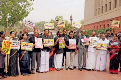 Kanimozhi, Tiruchi Siva and other DMK MPs protest outside Parliament along with MDMK chief Vaiko, March 11, 2025